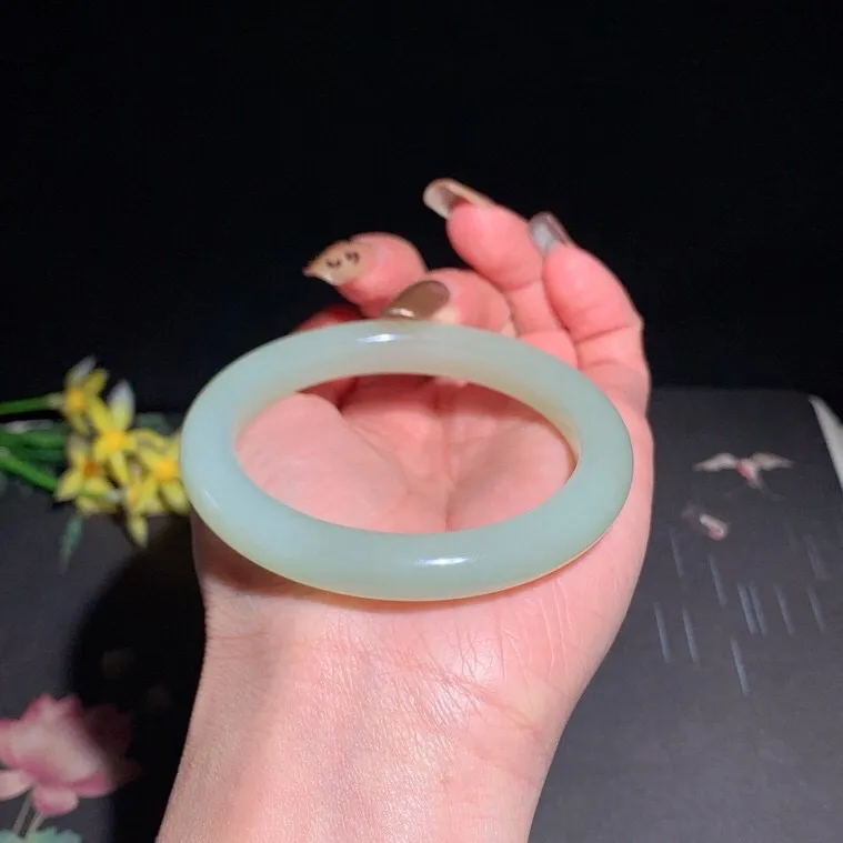 和田玉54.5圈口且末蓝手镯！玉质细腻油润 底色纯净 无裂无杂 脂粉好，品质高。