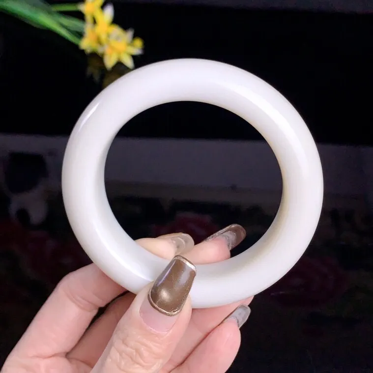 和田玉58.5圈口羊脂白宽条手镯！玉质细腻油润 底色纯净 无裂无黑 脂粉好，品质好！