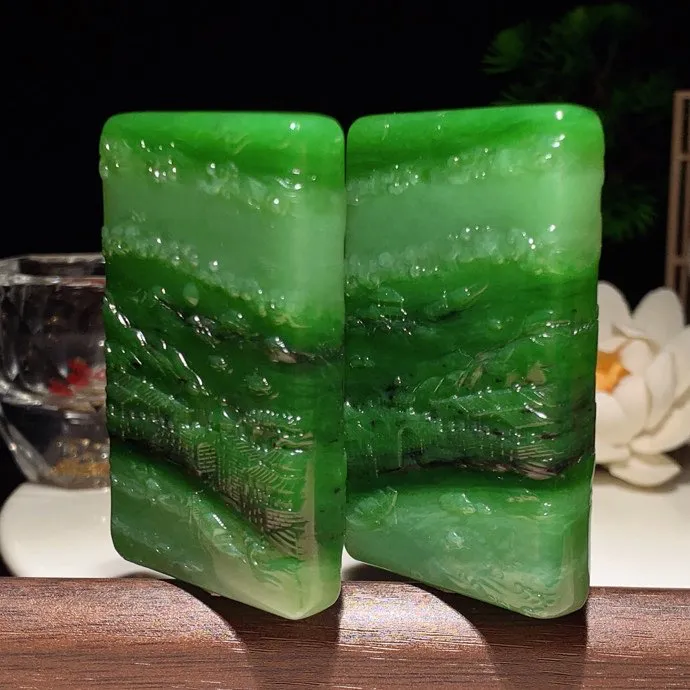 一个价！和田玉红皮料白加阳绿俄罗斯碧玉山水牌挂件。尺寸重克 玉质细腻油润 底色纯净 脂粉好，品质好。