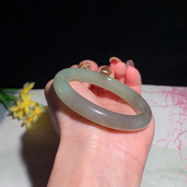 和田玉54圈口紫罗兰色手镯！玉质细腻油润 底色纯净 无裂无黑 脂粉好，品质高。