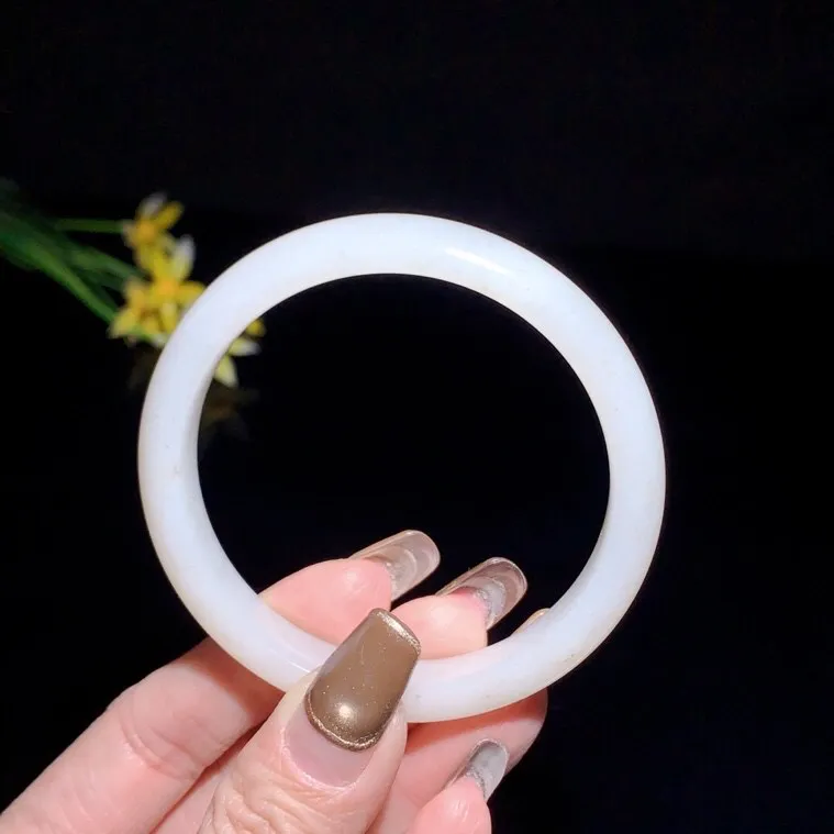 和田玉57圈口白玉漂花手镯！玉质细腻油润 底色纯净 无裂无黑 脂粉好，品质好！