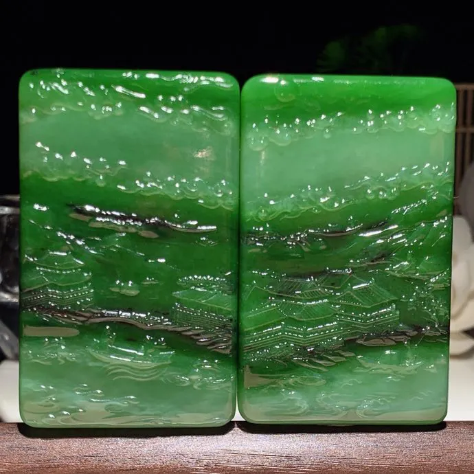 一个价！和田玉红皮料白加阳绿俄罗斯碧玉山水牌挂件。尺寸重克 玉质细腻油润 底色纯净 脂粉好，品质好。