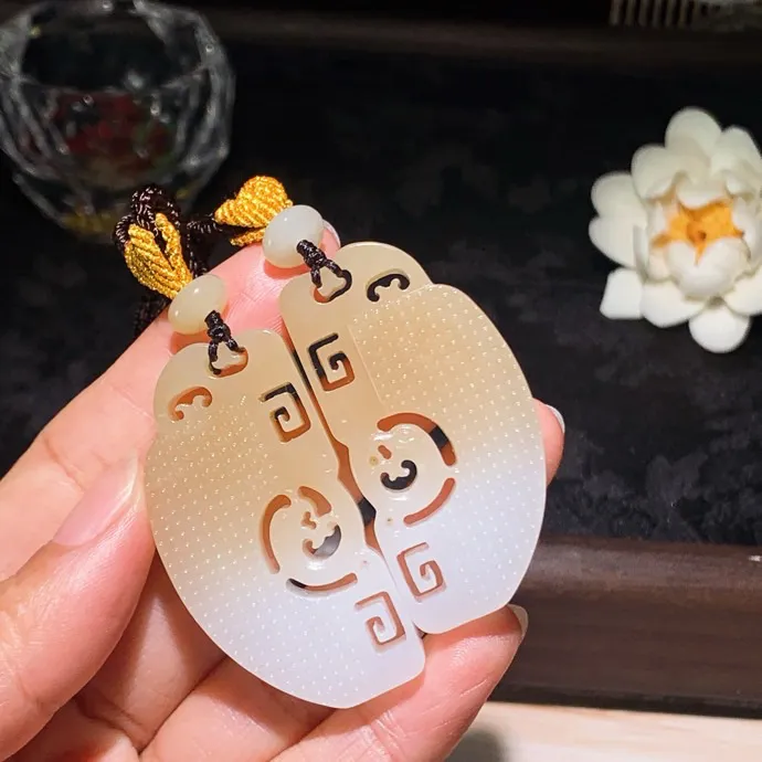 一对价！新疆和田玉白玉且末糖仿古龙凤对挂件 尺寸48/24/9重49克。玉质细腻油润。手推出油。佩戴高端典雅。lt260209