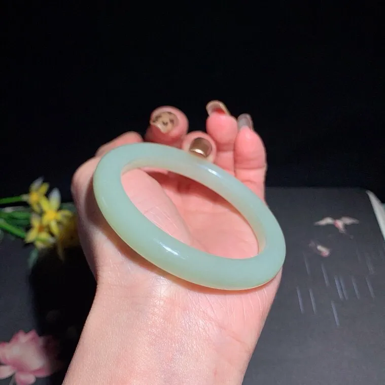 和田玉54.5圈口且末蓝手镯！玉质细腻油润 底色纯净 无裂无杂 脂粉好，品质高。