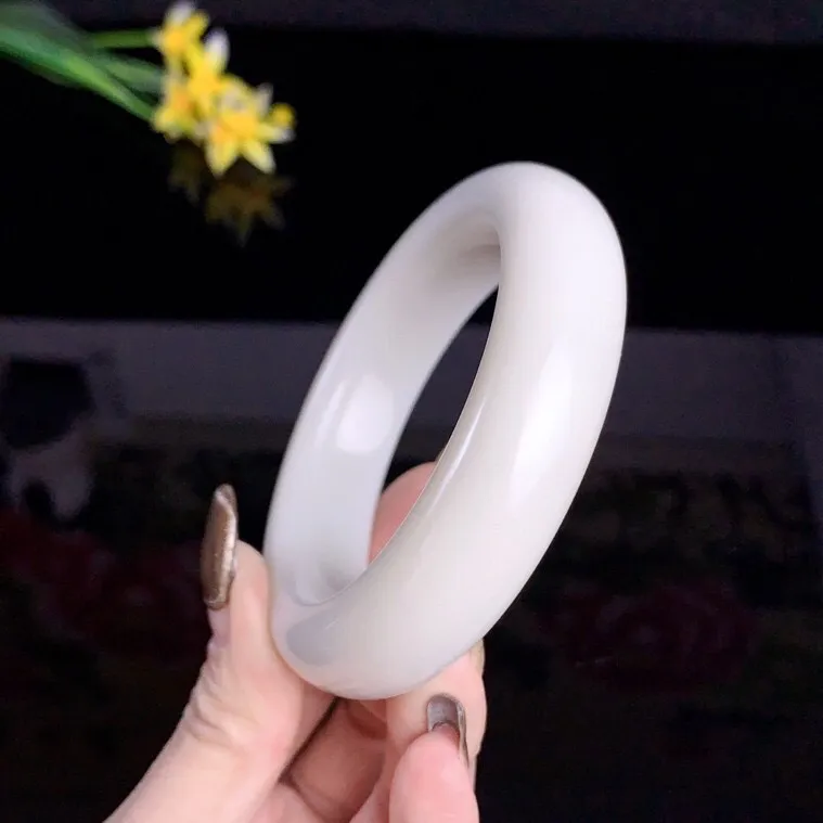 和田玉58.5圈口羊脂白宽条手镯！玉质细腻油润 底色纯净 无裂无黑 脂粉好，品质好！