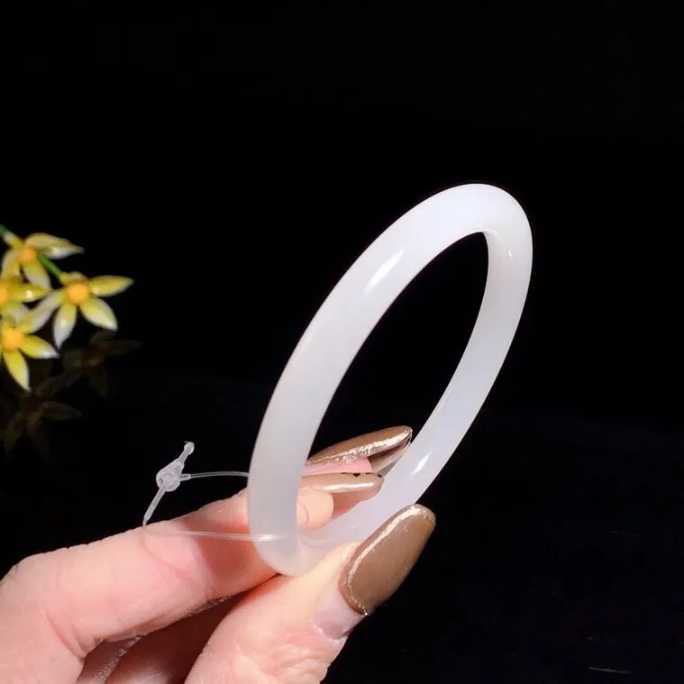 和田玉52圈口羊脂白圆条手镯！玉质细腻油润 底色纯净 无裂无杂 脂粉好，品质好！