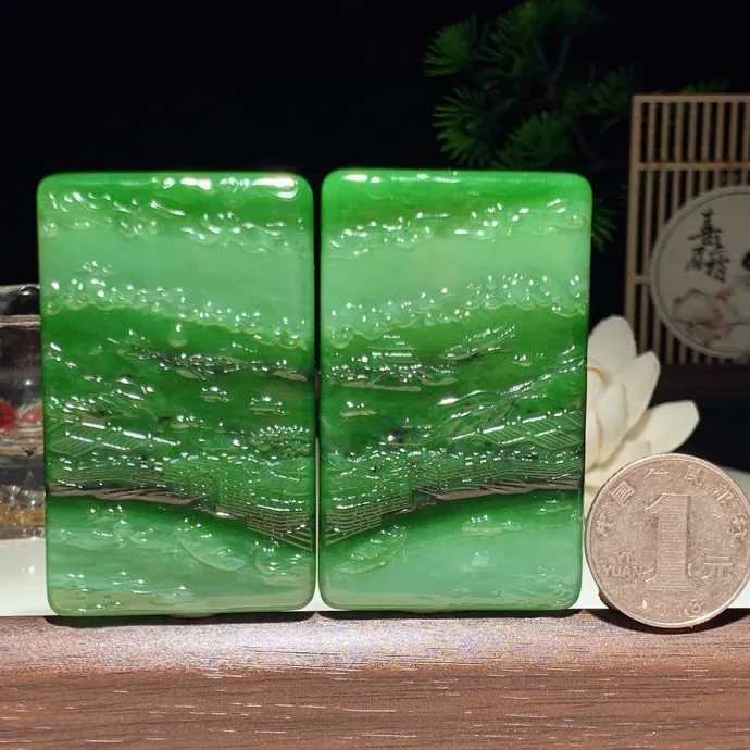 一个价！和田玉红皮料白加阳绿俄罗斯碧玉山水牌挂件。尺寸重克 玉质细腻油润 底色纯净 脂粉好，品质好。lt26209