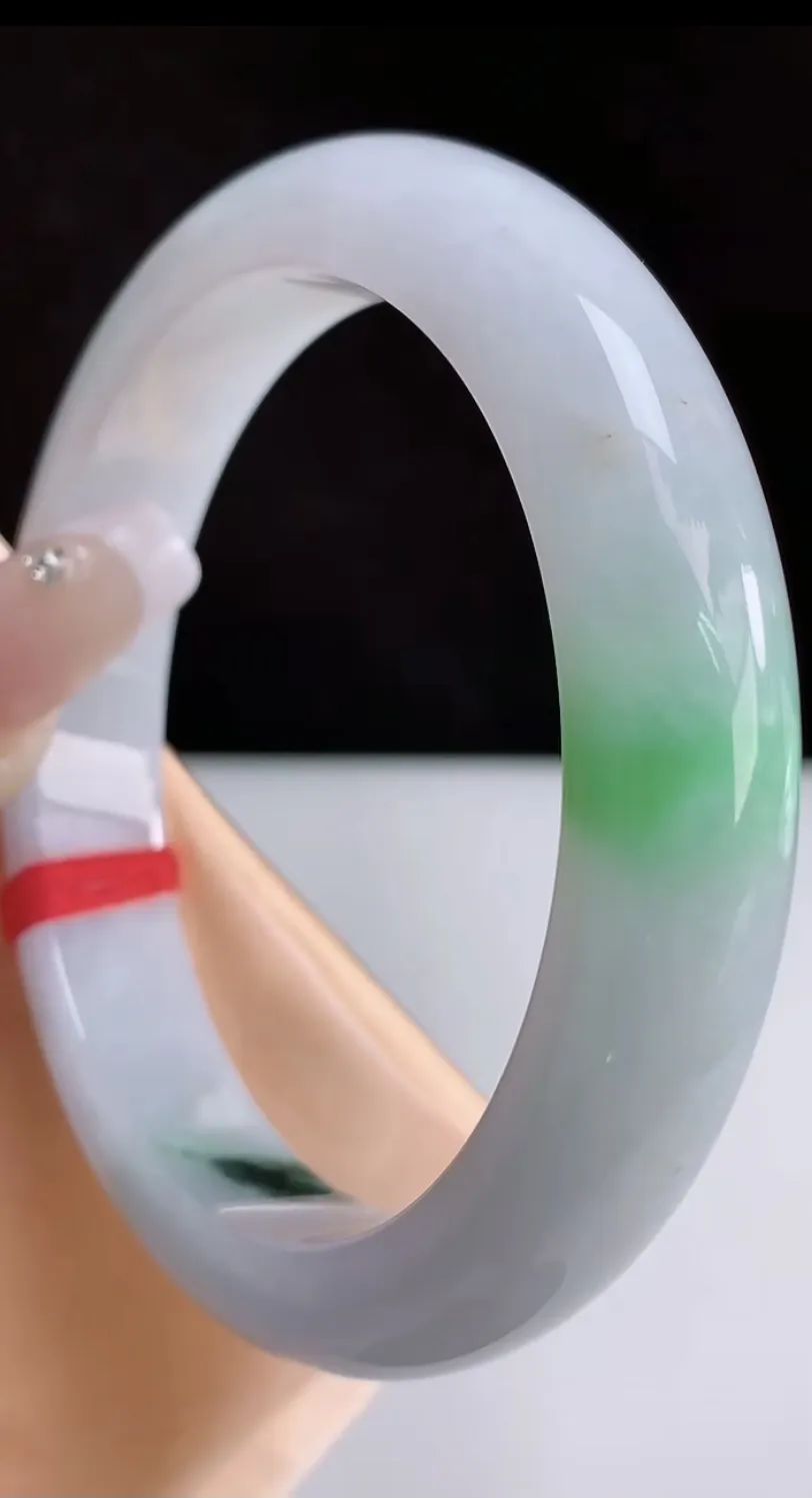 圈口58-59翡翠a货飘绿宽边手镯，尺寸58.7-11.5-8