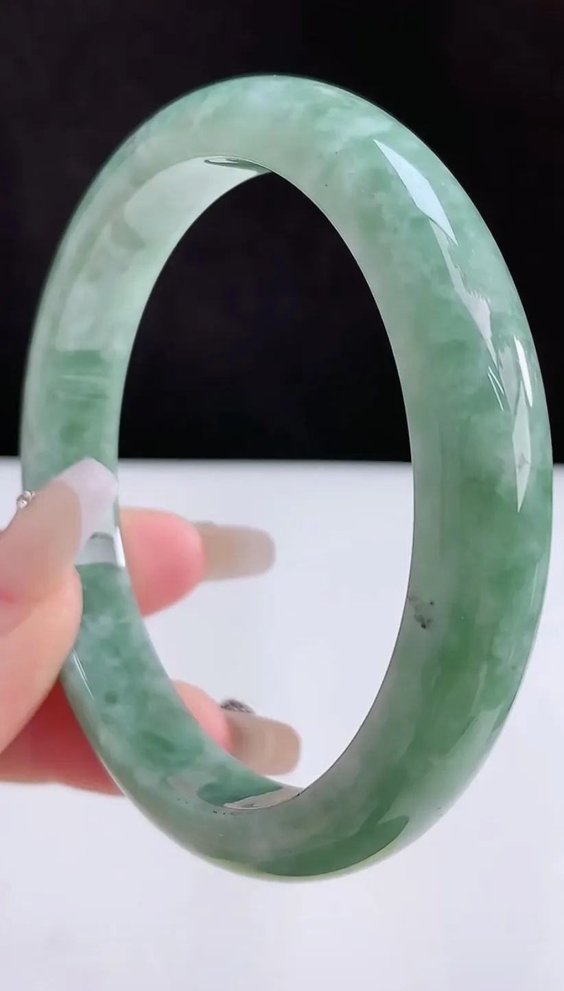 圈口66-67翡翠a货满绿宽边大圈口臂镯，尺寸66.8-12-7.8，重:99.65g