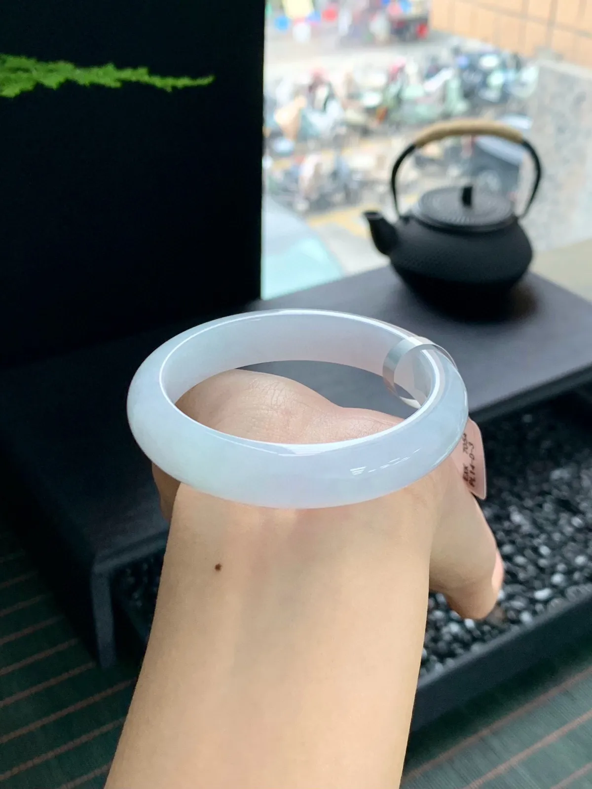 带着娇艳动人的色彩斑斓仙气缭绕的手镯，上手那是高贵优雅气质与韵味一体的独特魅力尺寸54-12-8mm