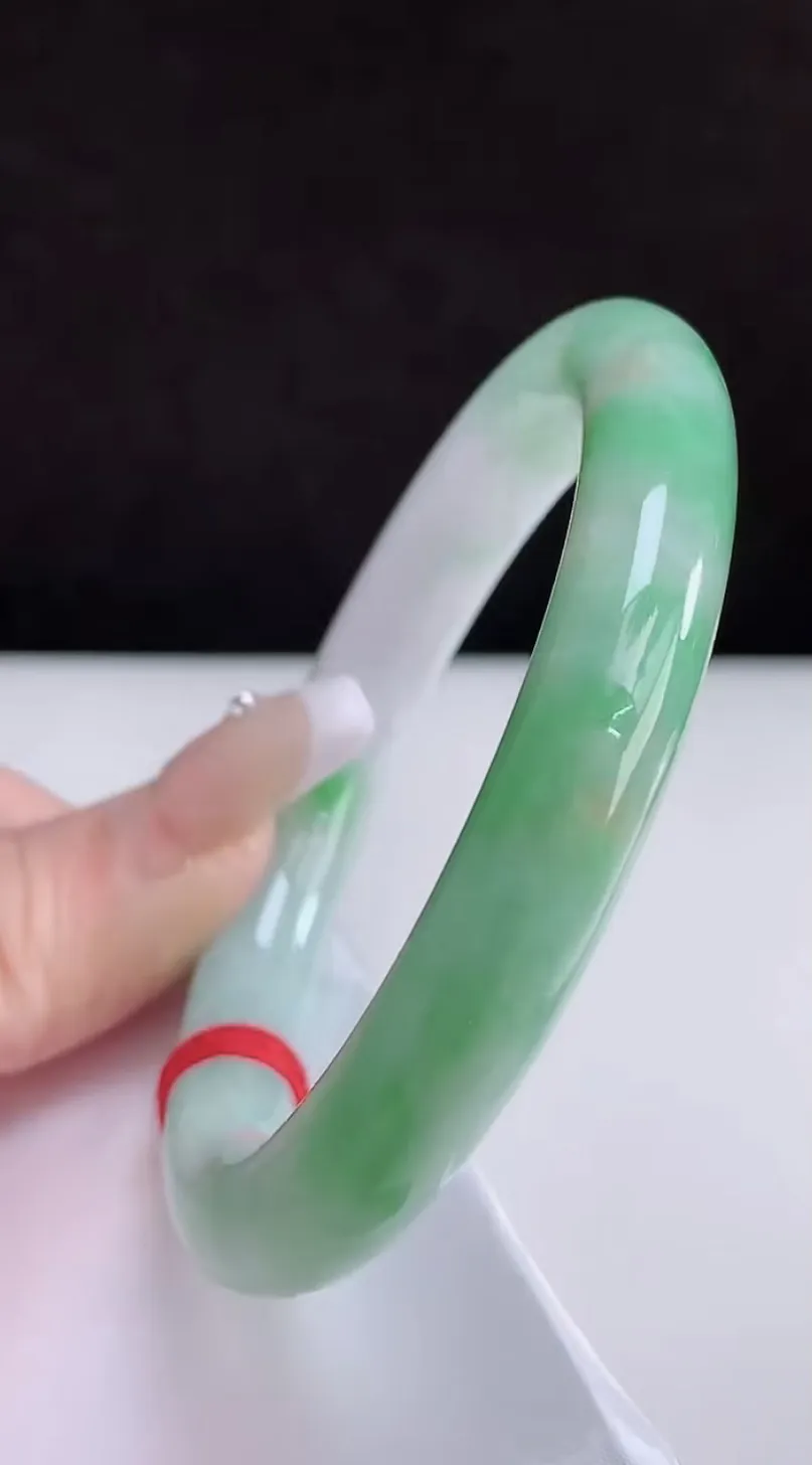 圈口54-55翡翠a货双彩黄加绿圆条手镯，尺寸54.3-9.3