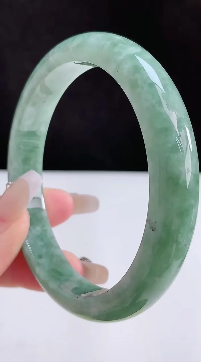 圈口66-67翡翠a货满绿宽边大圈口臂镯，尺寸66.8-12-7.8，重:99.65g