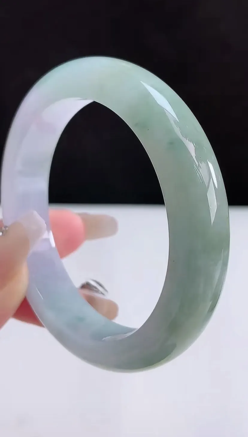 圈口55-56翡翠a货飘绿宽边手镯，尺寸55.6-12.6-8.5，重:62.69g