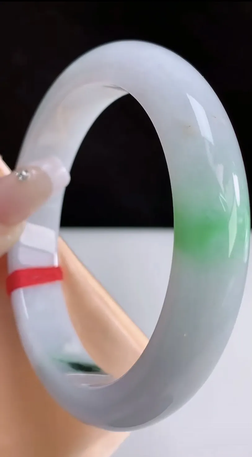 圈口58-59翡翠a货飘绿宽边手镯，尺寸58.7-11.5-8