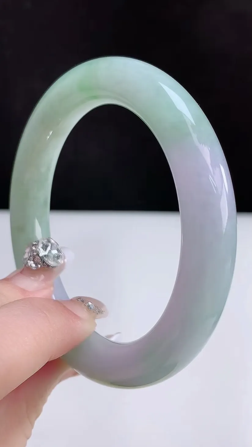 圈口55-56翡翠a货飘绿圆条手镯，尺寸55.3-10.8-10.1，重:57.67g