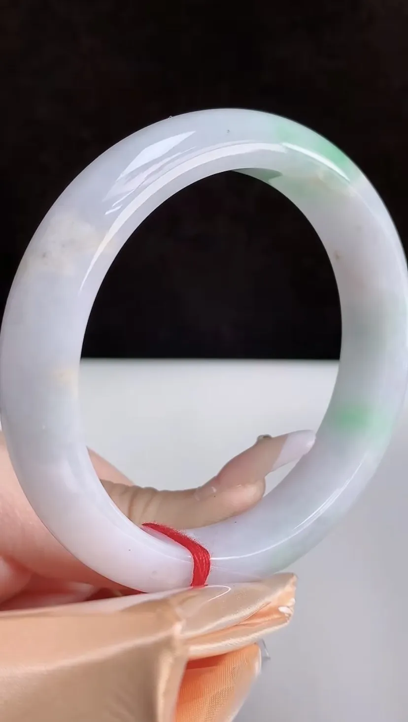 圈口58-59翡翠a货飘绿宽边手镯，尺寸58.7-12.2-8.3