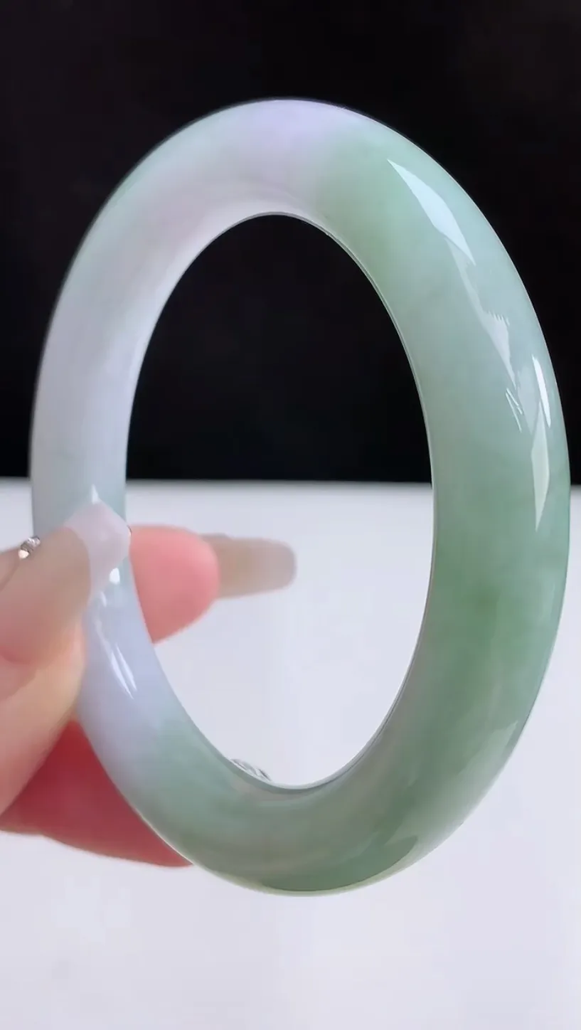 圈口55-56翡翠a货飘绿圆条手镯，尺寸55.3-10.8-10.1，重:57.67g