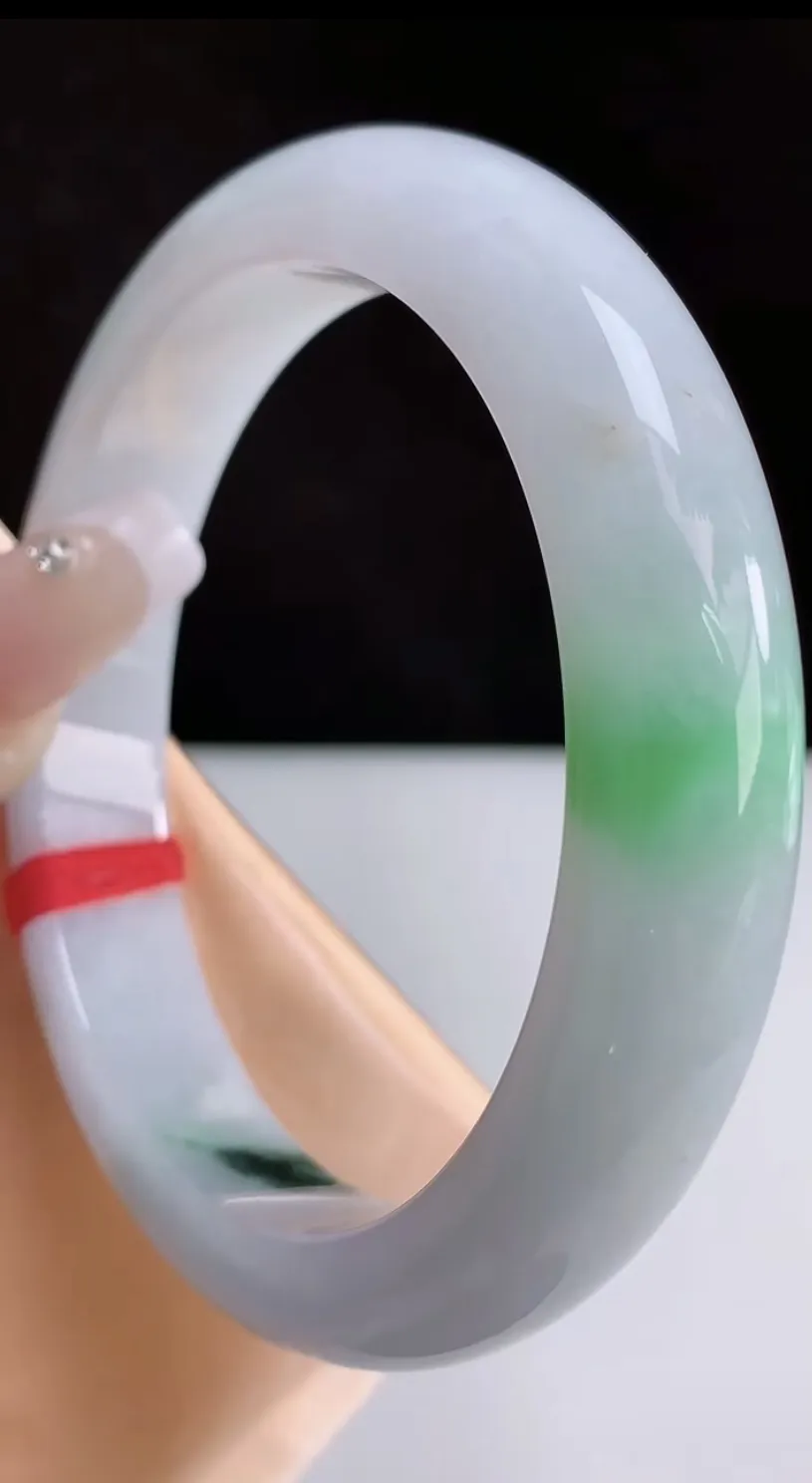 圈口58-59翡翠a货飘绿宽边手镯，尺寸58.7-11.5-8