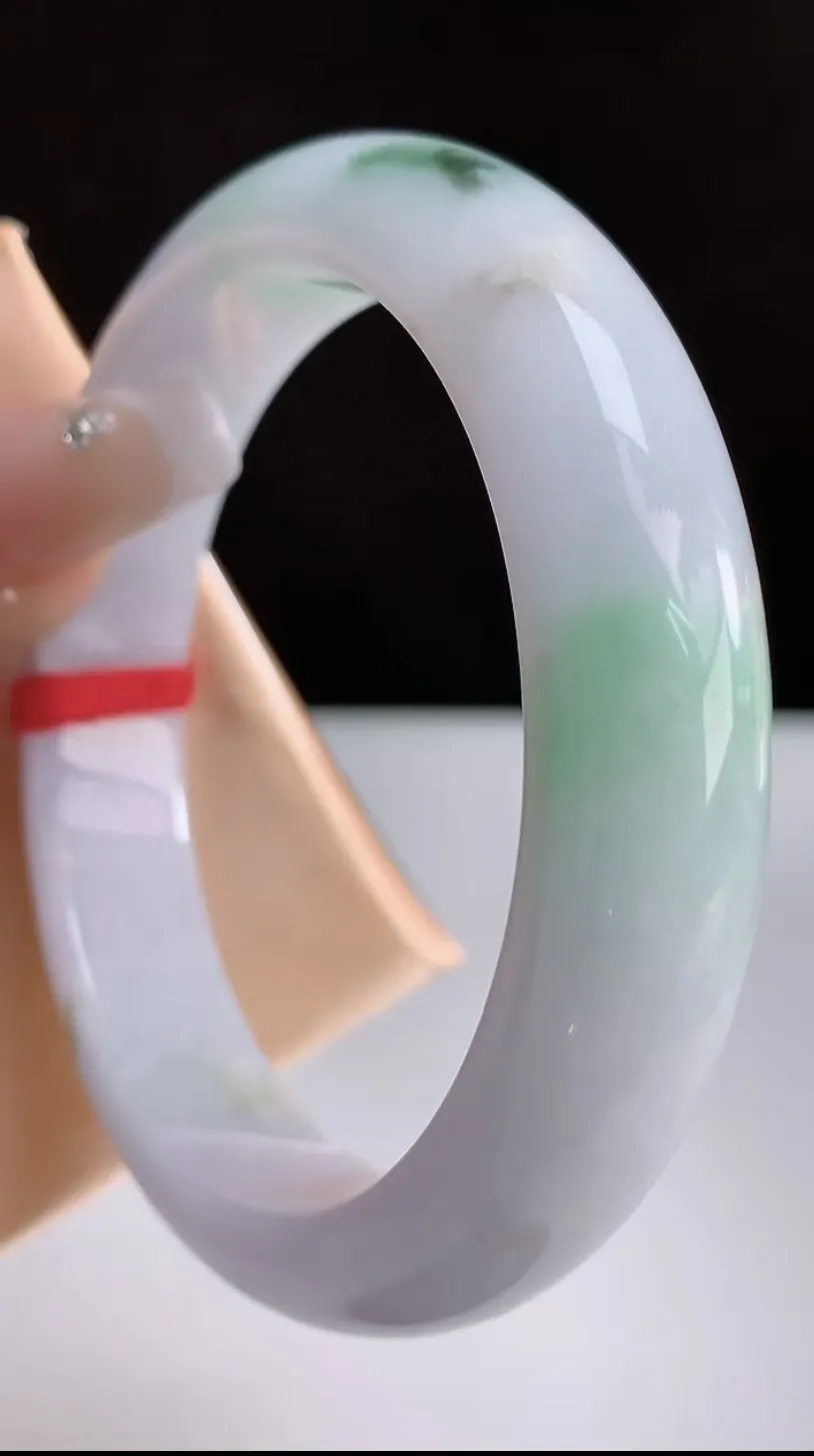 圈口58-59翡翠a货飘绿宽边手镯，尺寸58.7-12.2-8.3