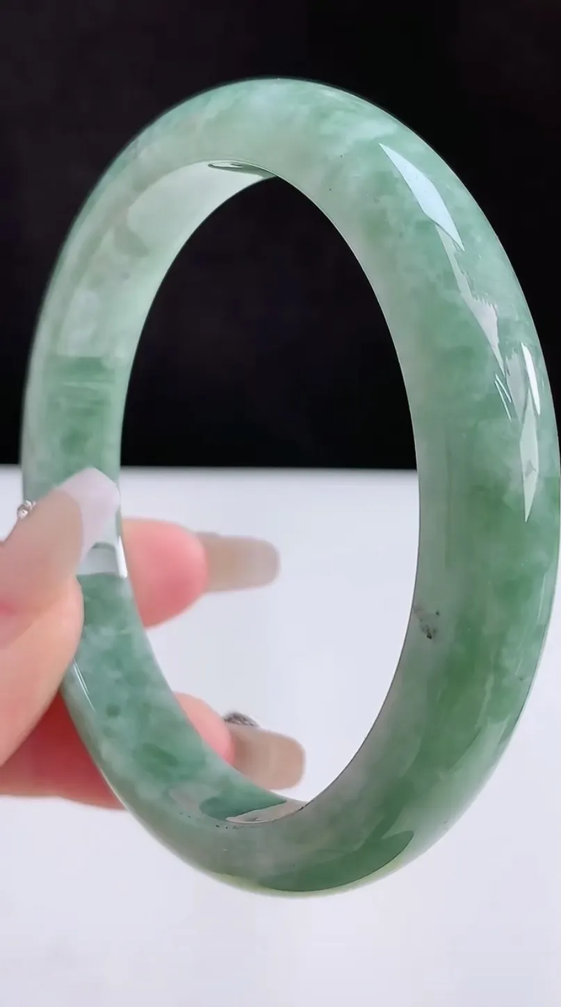 圈口66-67翡翠a货满绿宽边大圈口臂镯，尺寸66.8-12-7.8，重:99.65g