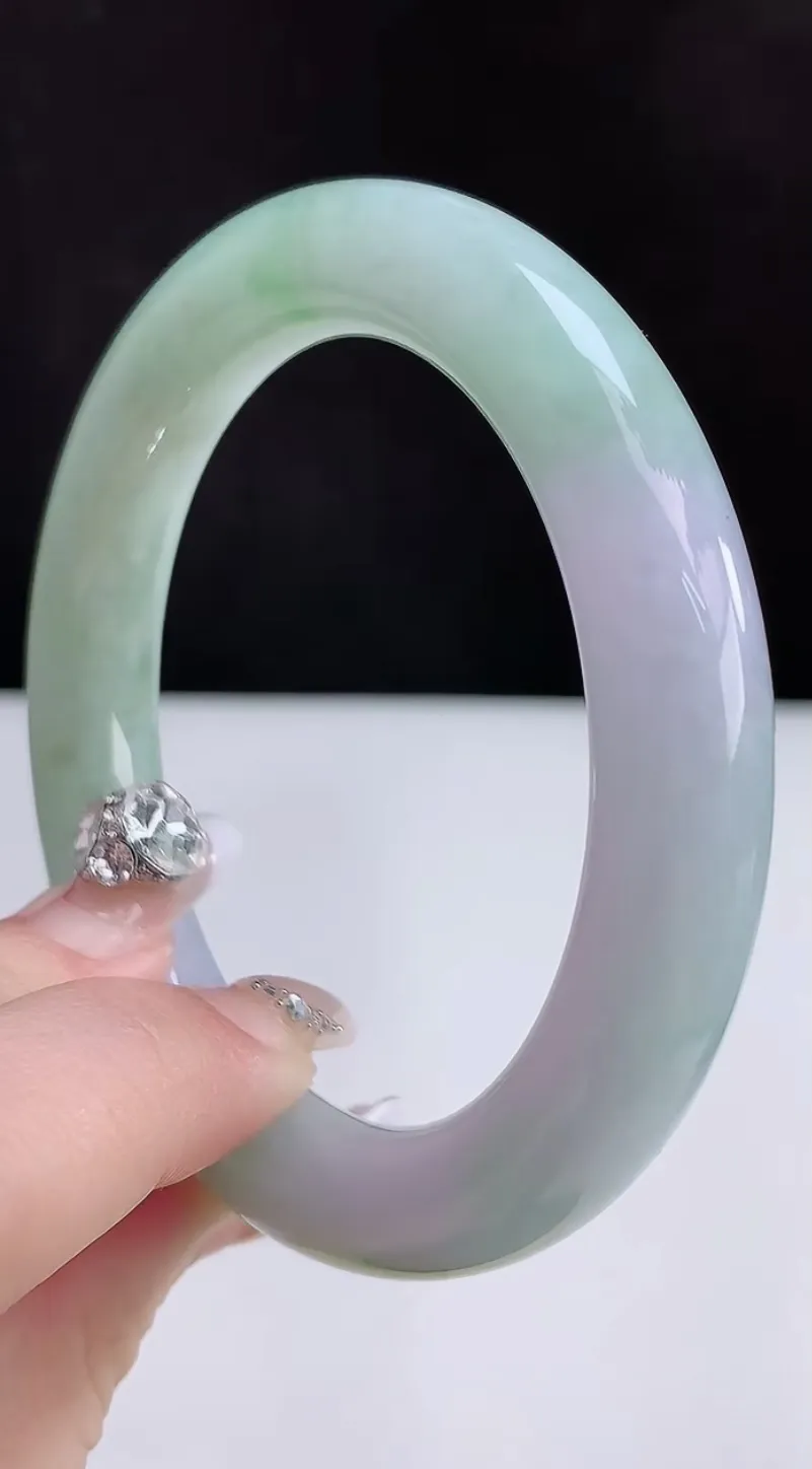 圈口55-56翡翠a货飘绿圆条手镯，尺寸55.3-10.8-10.1，重:57.67g