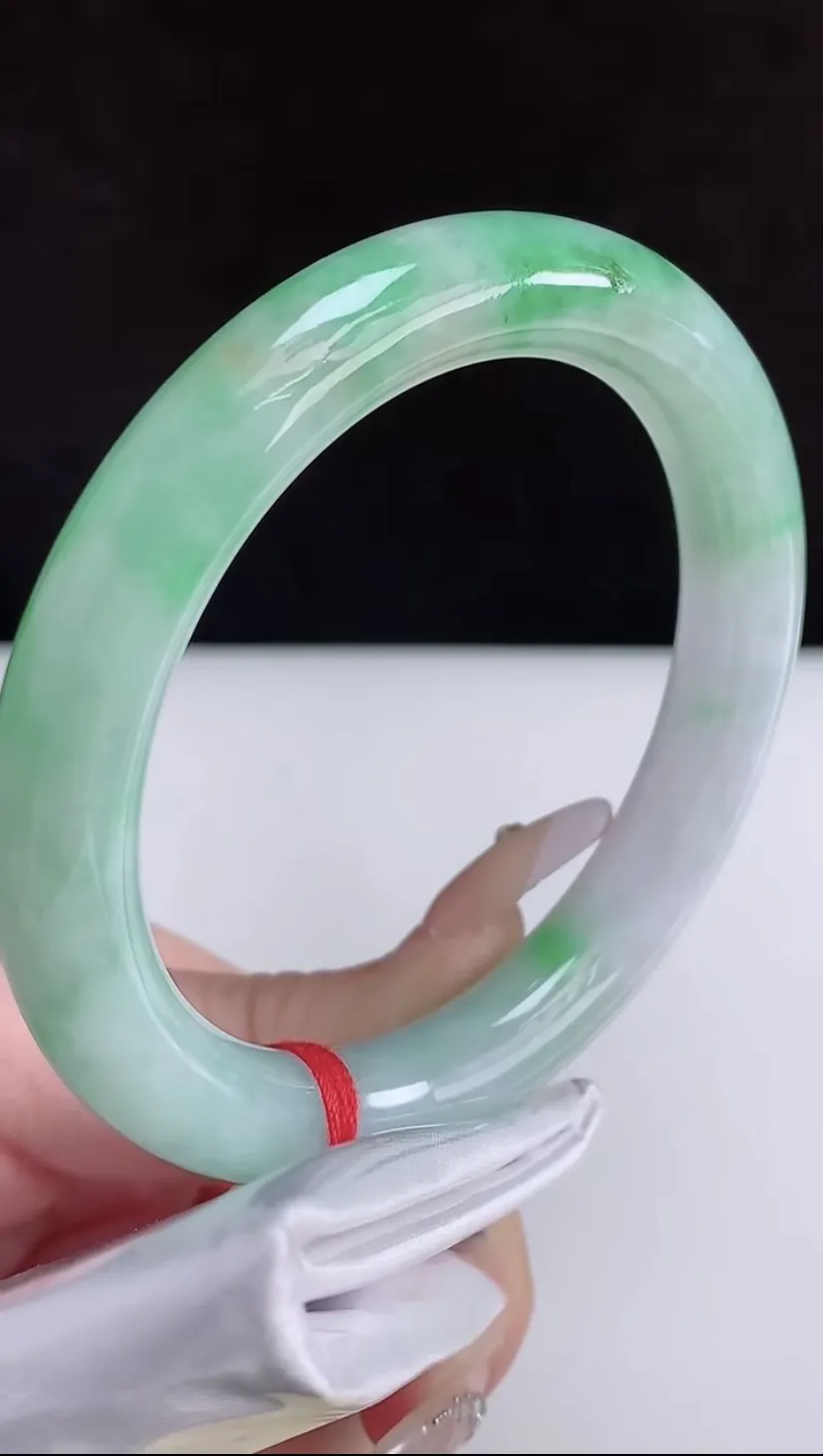 圈口54-55翡翠a货双彩黄加绿圆条手镯，尺寸54.3-9.3