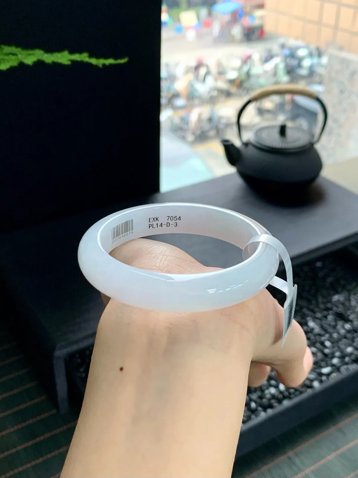 带着娇艳动人的色彩斑斓仙气缭绕的手镯，上手那是高贵优雅气质与韵味一体的独特魅力尺寸54-12-8mm