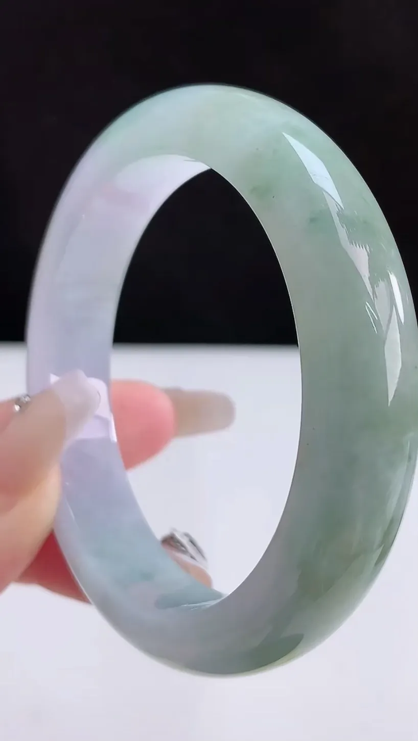 圈口55-56翡翠a货飘绿宽边手镯，尺寸55.6-12.6-8.5，重:62.69g