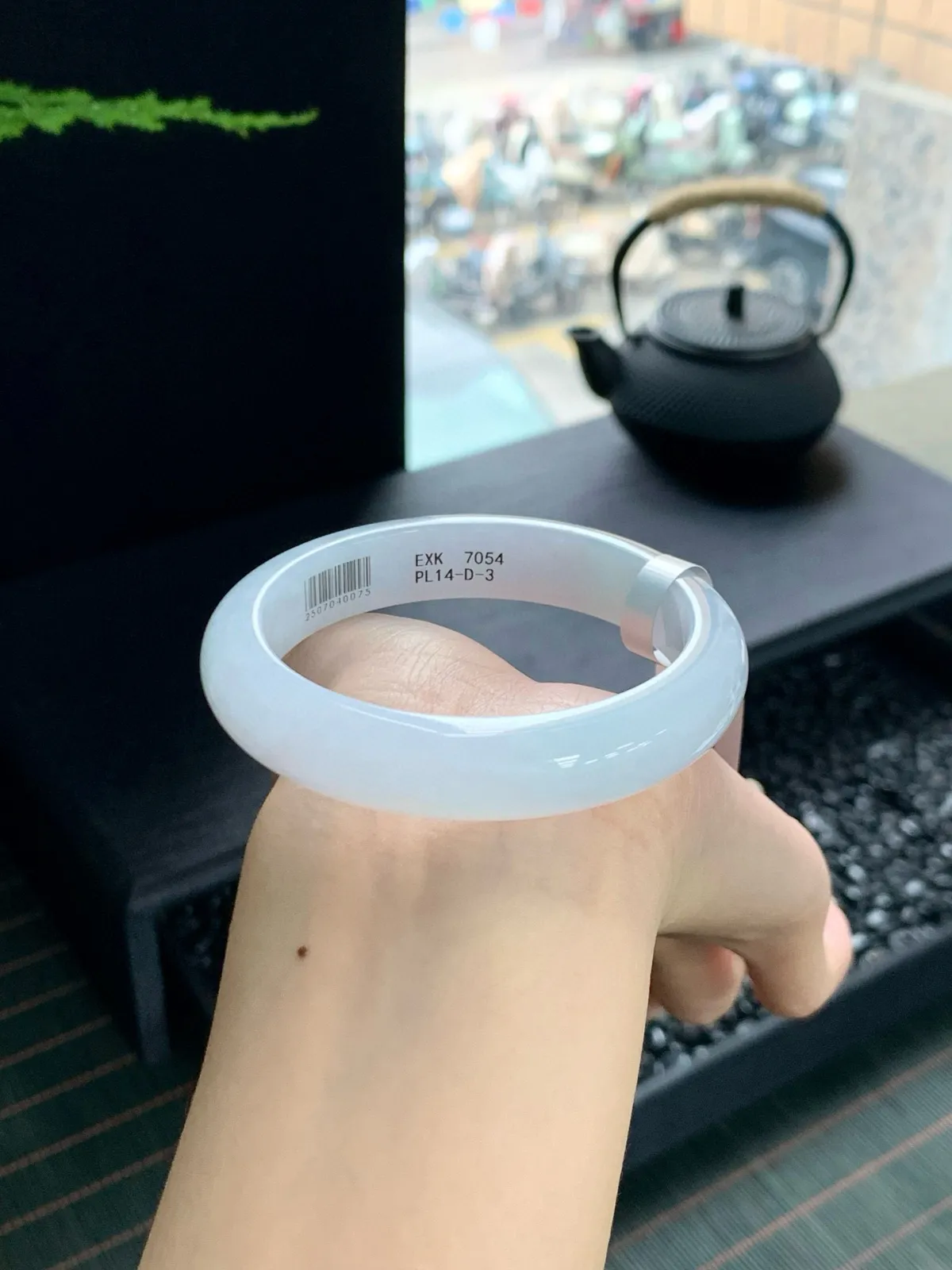 带着娇艳动人的色彩斑斓仙气缭绕的手镯，上手那是高贵优雅气质与韵味一体的独特魅力尺寸54-12-8mm