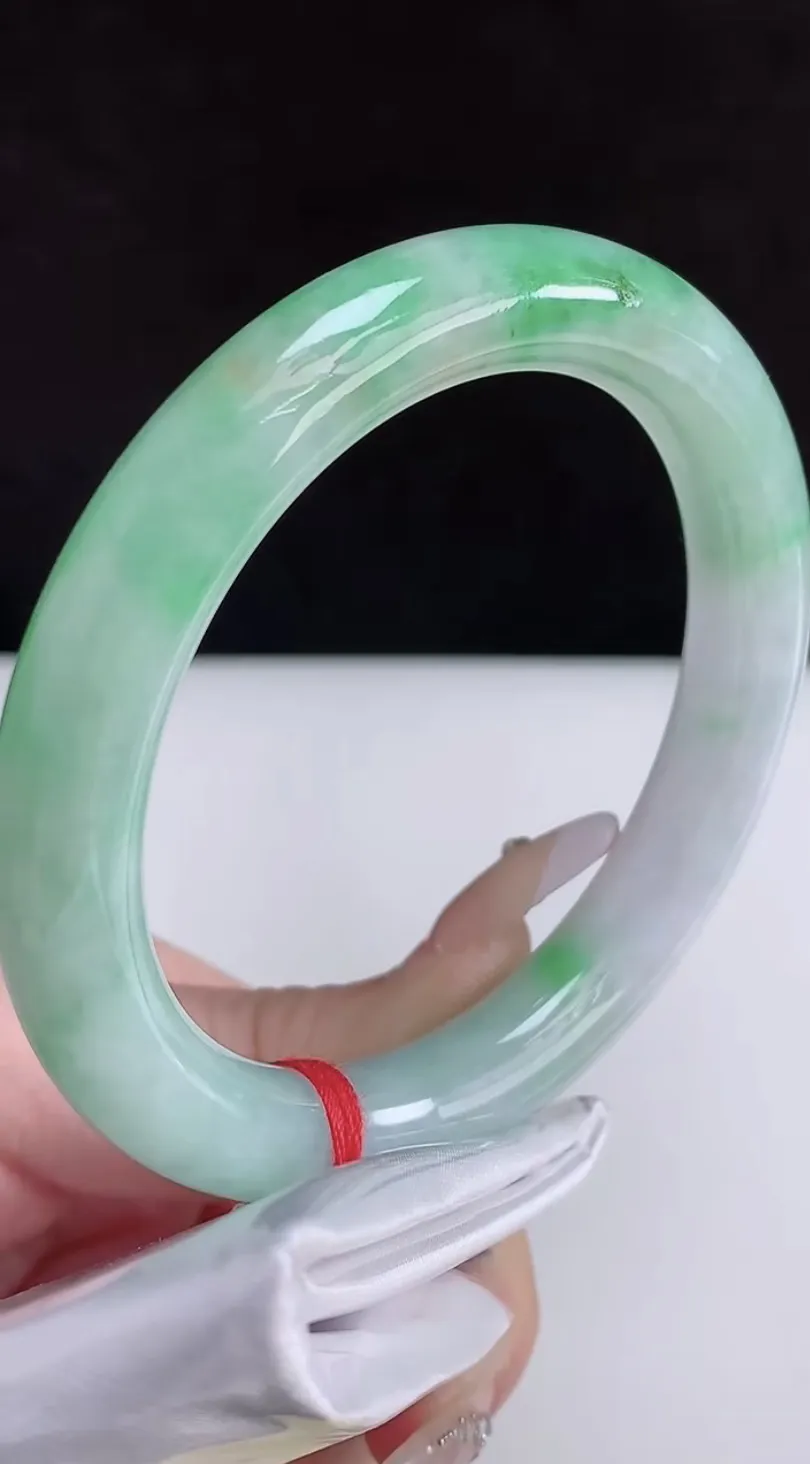 圈口54-55翡翠a货双彩黄加绿圆条手镯，尺寸54.3-9.3