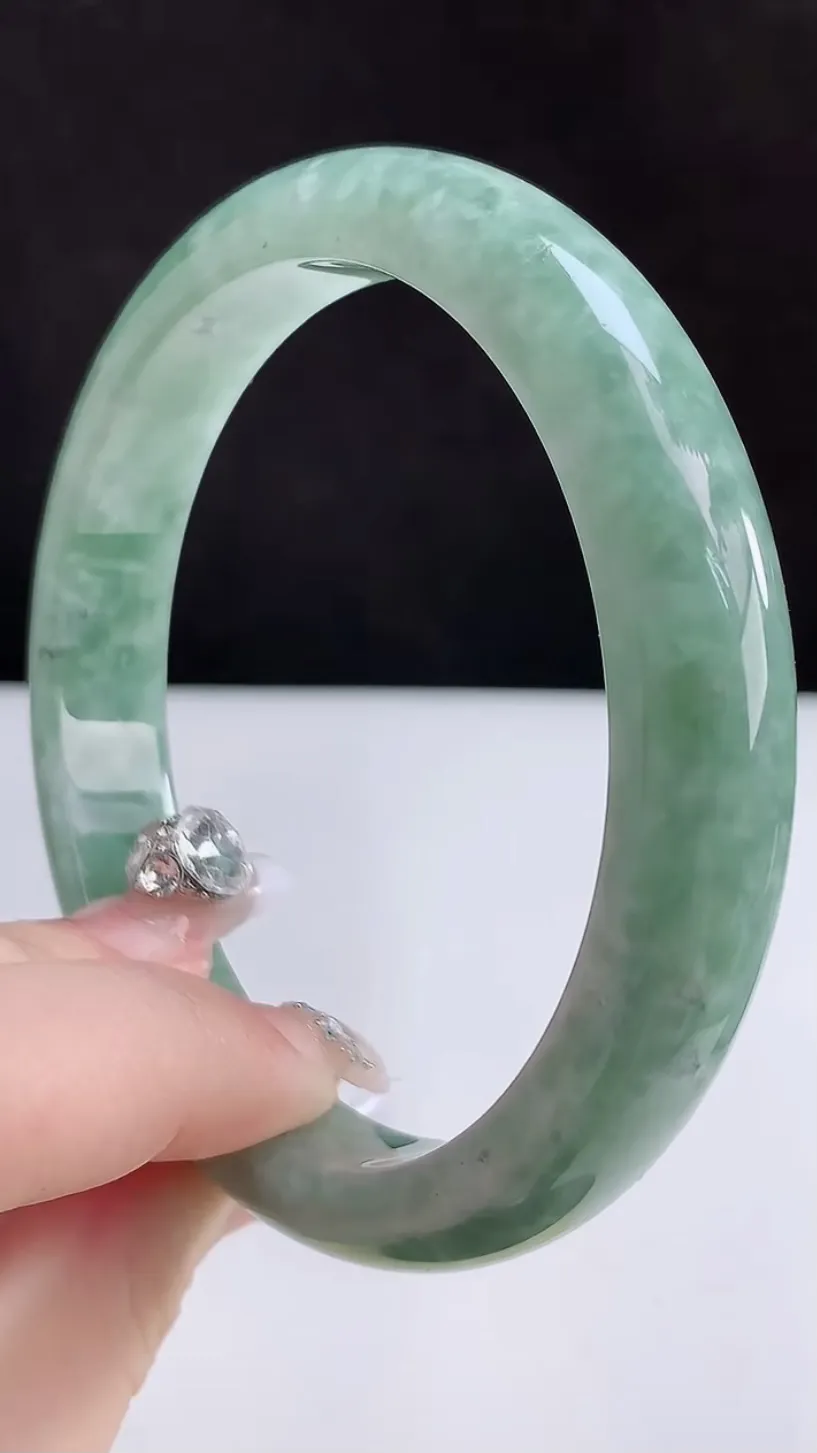 圈口66-67翡翠a货满绿宽边大圈口臂镯，尺寸66.8-12-7.8，重:99.65g