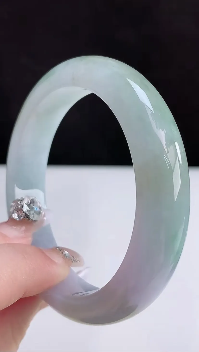 圈口55-56翡翠a货飘绿宽边手镯，尺寸55.6-12.6-8.5，重:62.69g