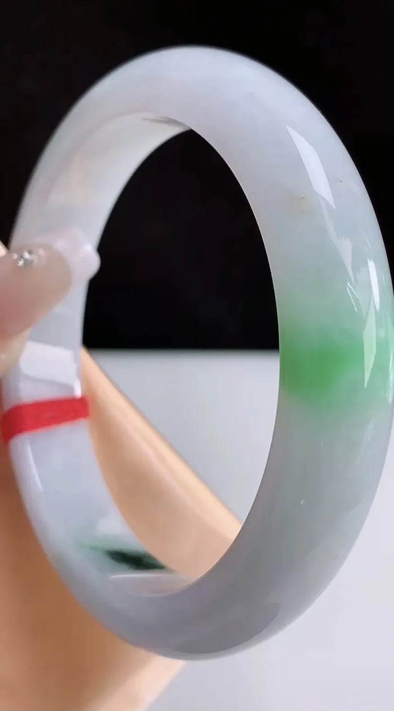 圈口58-59翡翠a货飘绿宽边手镯，尺寸58.7-11.5-8