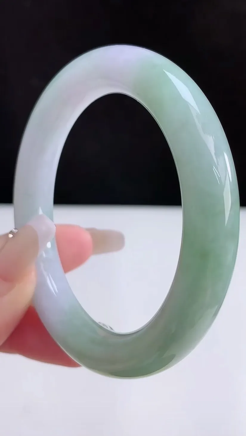 圈口55-56翡翠a货飘绿圆条手镯，尺寸55.3-10.8-10.1，重:57.67g