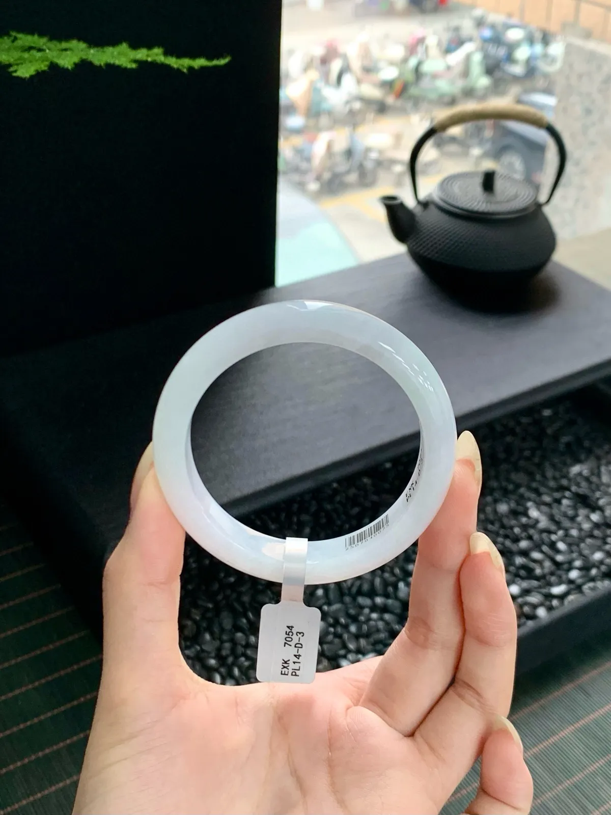 带着娇艳动人的色彩斑斓仙气缭绕的手镯，上手那是高贵优雅气质与韵味一体的独特魅力尺寸54-12-8mm