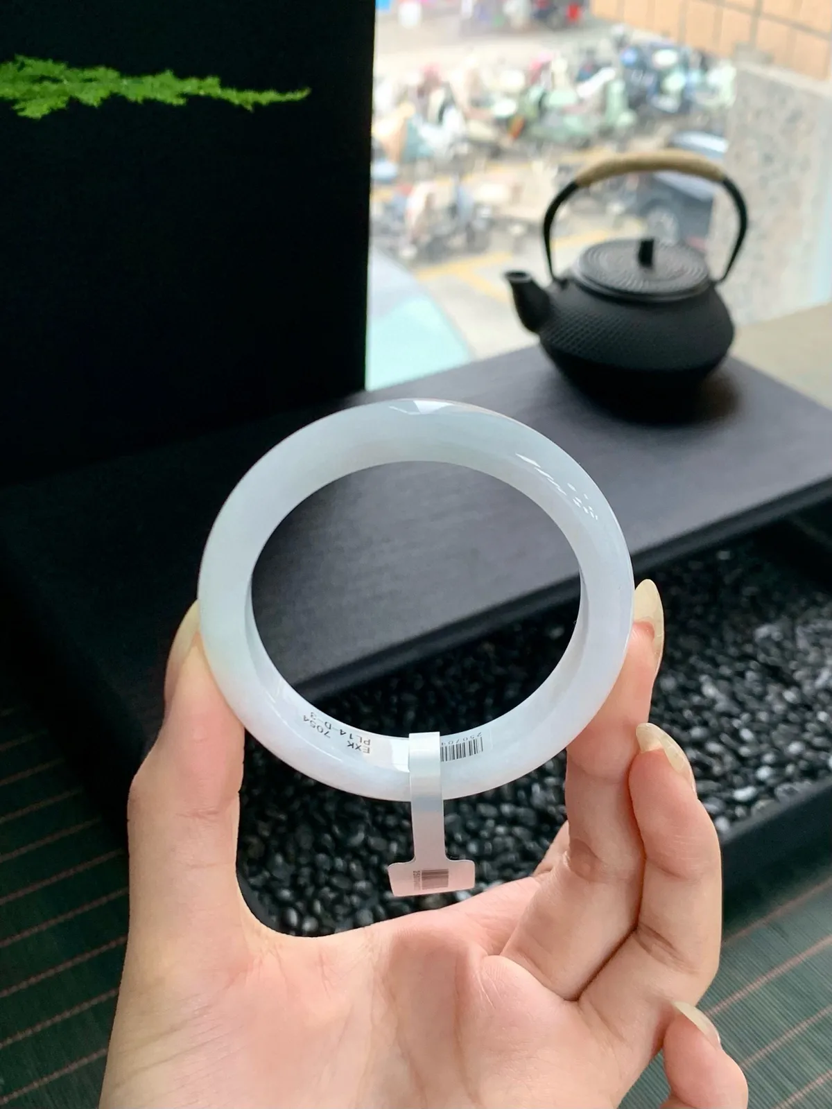 带着娇艳动人的色彩斑斓仙气缭绕的手镯，上手那是高贵优雅气质与韵味一体的独特魅力尺寸54-12-8m