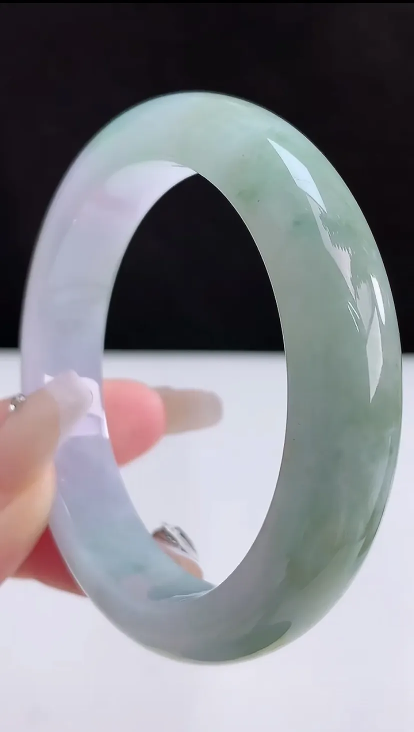 圈口55-56翡翠a货飘绿宽边手镯，尺寸55.6-12.6-8.5，重:62.69g