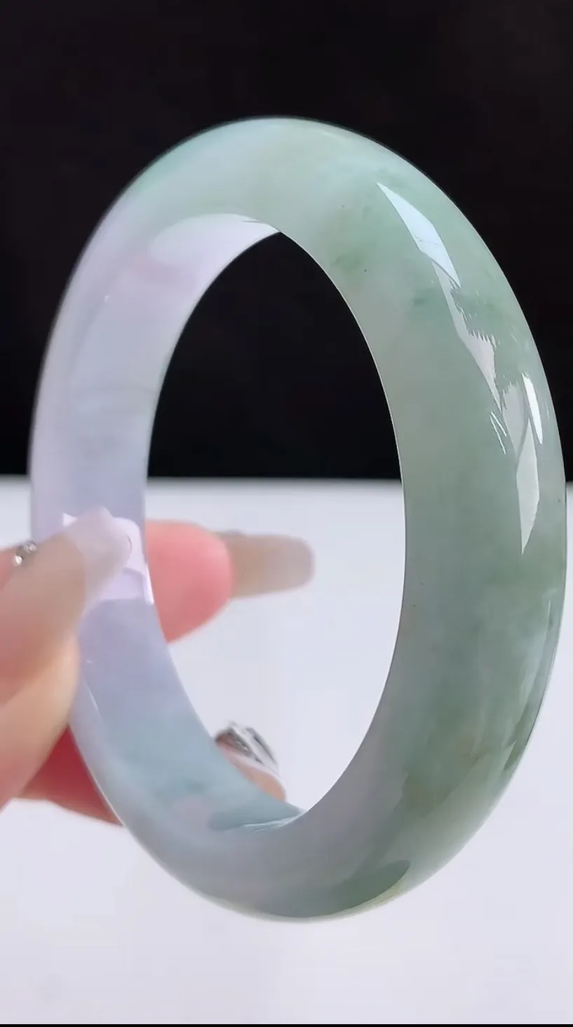 圈口55-56翡翠a货飘绿宽边手镯，尺寸55.6-12.6-8.5，重:62.69g