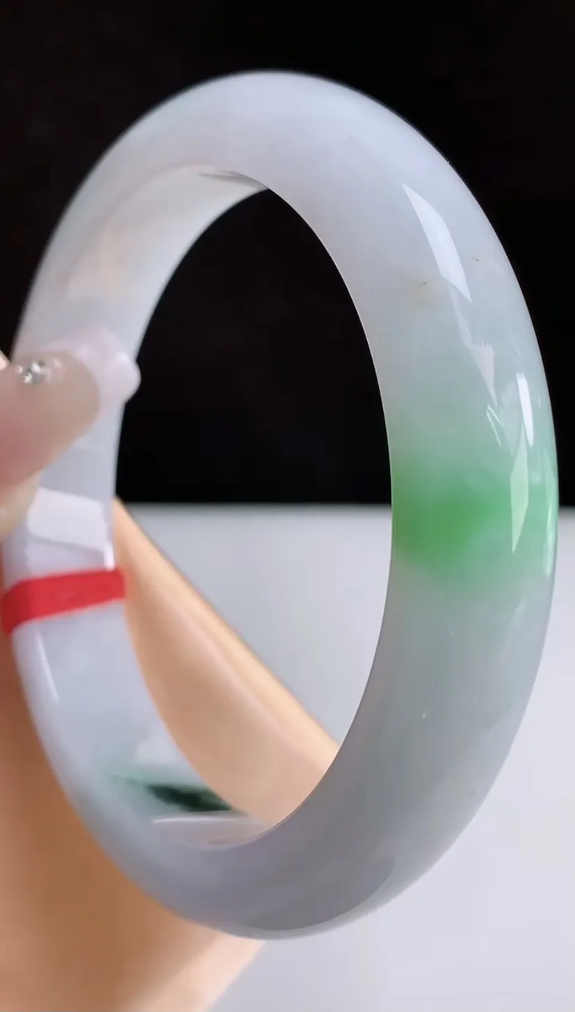 圈口58-59翡翠a货飘绿宽边手镯，尺寸58.7-11.5-8