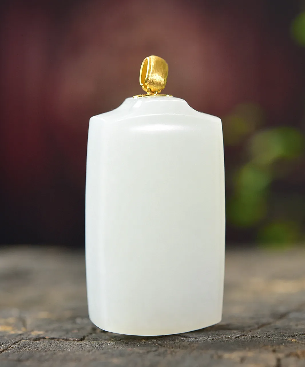 天然和田玉.18k镶嵌.羊脂玉.平安无事牌.玉质细腻.打磨润泽.牌形秀美.素面而出.寓意平安健康.事事顺遂.吉祥如意.品质保证全国复检.尺寸43.5/24.3/14.5重38.09克.