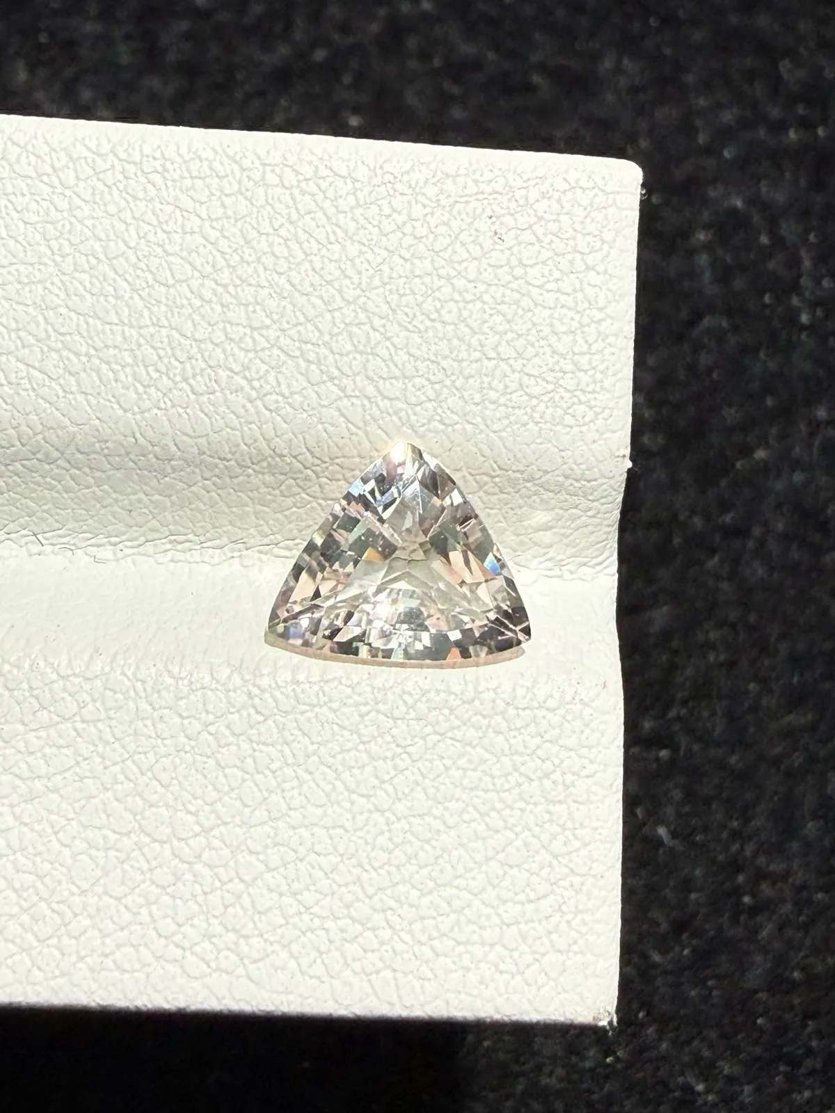 1.41ct天然摩根石裸石，颜色美艳，晶体通透，火彩足，尺寸7.6*8.4*4mm