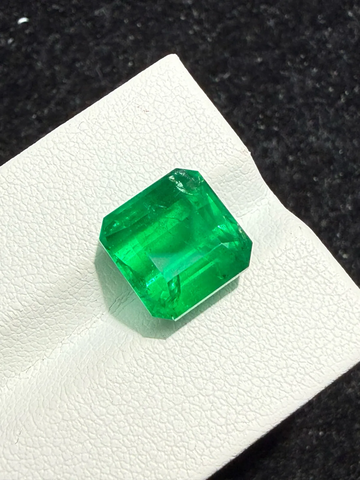 5.795ct天然祖母绿裸石，尺寸9.5*9.8*8.3 毫米，晶体微棉，颜色美艳