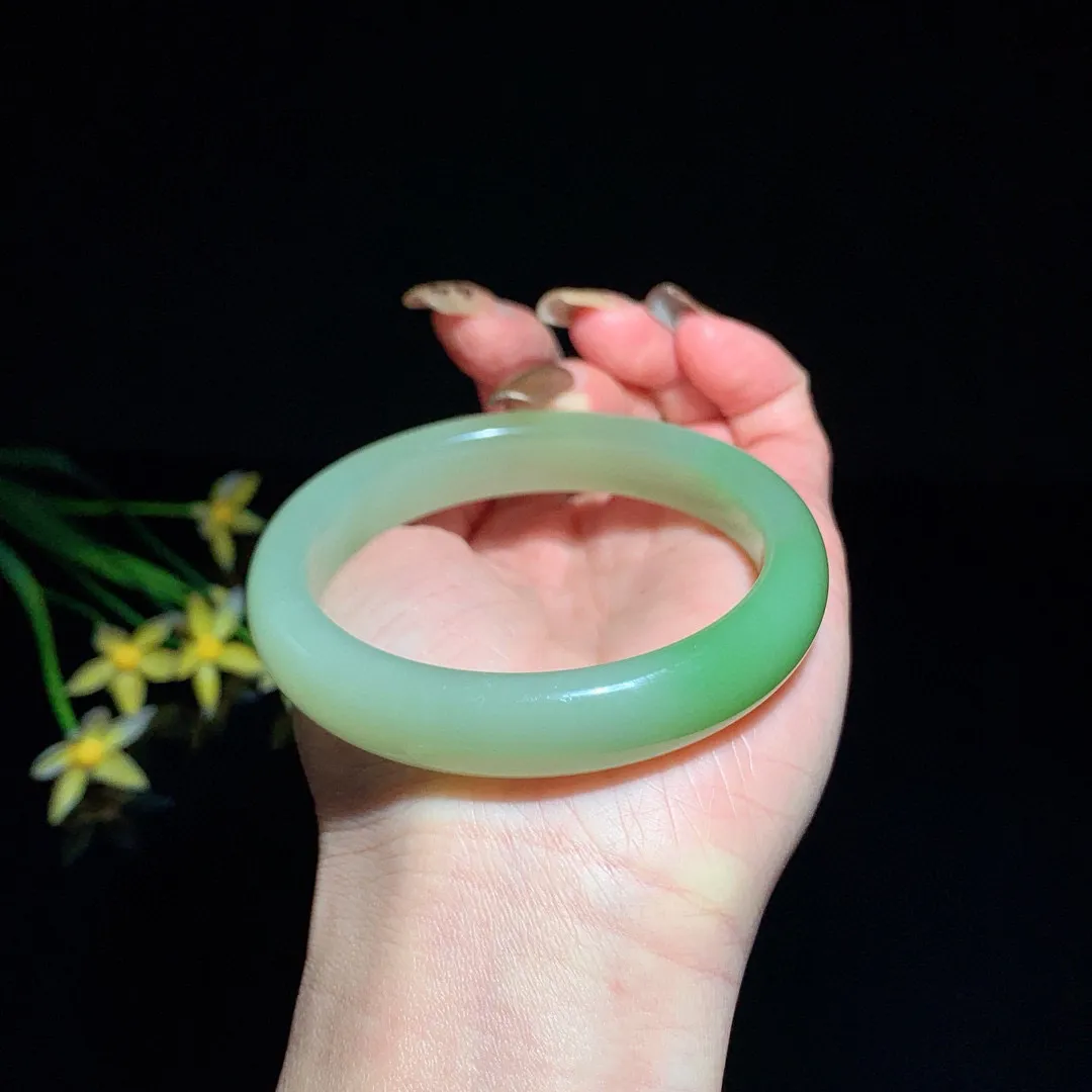 和田玉58.5圈口翠青手镯！玉质细腻油润 底色纯净 脂粉好，品质高