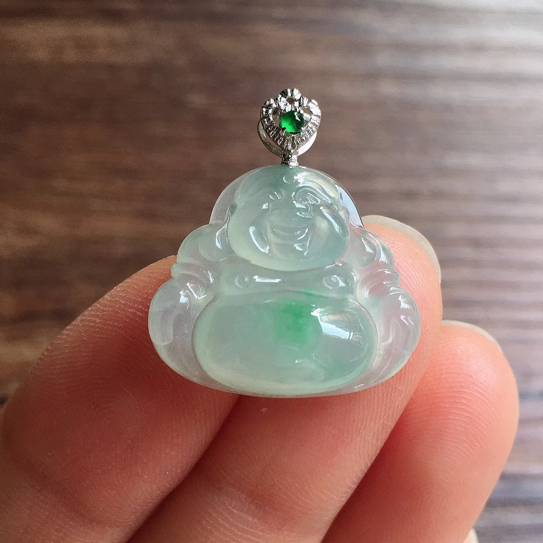 冰飘绿笑佛吊坠，18k金扣头，冰润细腻，品相好，种水足，整体尺寸23.9*20.2*5.6