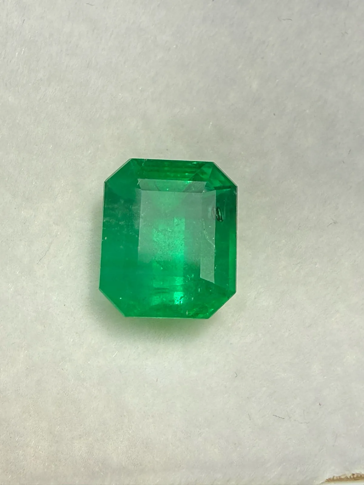 3.71ct天然祖母绿裸石，尺寸9.6*8*6.9 毫米，晶体微棉，颜色美艳