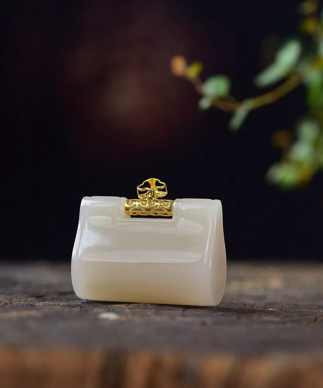 天然和田玉.18K镶嵌.藕粉.长命锁.如意锁.玉质油润.造型精巧.品质保证全国复检.尺寸18.7/25.9/11.7重11.59克.