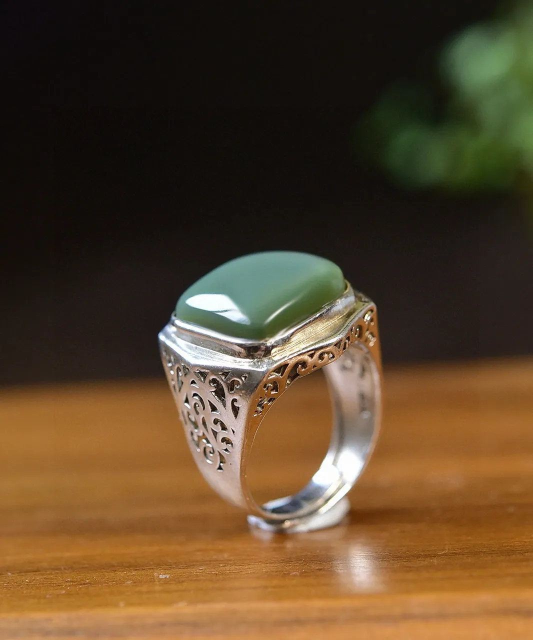 天然和田玉.粉青.戒指.纯银镶嵌.玉质油润.纯手工打磨.活动圈口.上手优美大气.时尚知性.品质保证.