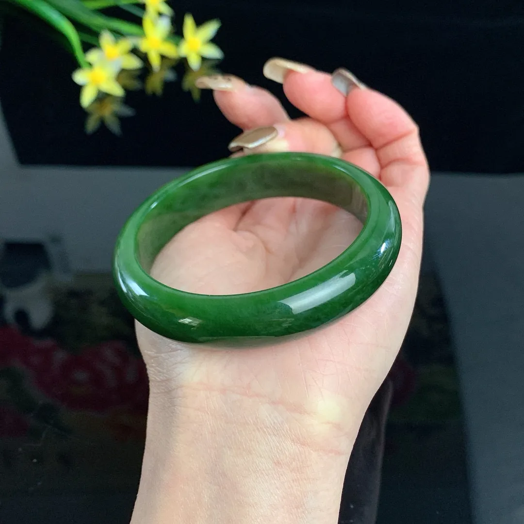 和田玉碧玉60圈口菠菜绿碧玉手镯！玉质细腻油润 底色纯净 无裂无杂 脂粉好，品质好！