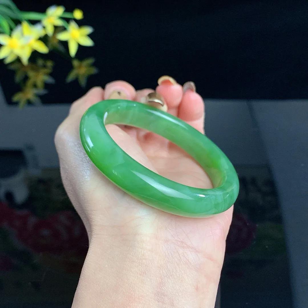 和田玉碧玉54.5圈口阳绿色碧玉手镯！玉质细腻油润 底色纯净 无裂无杂 脂粉好，品质好！