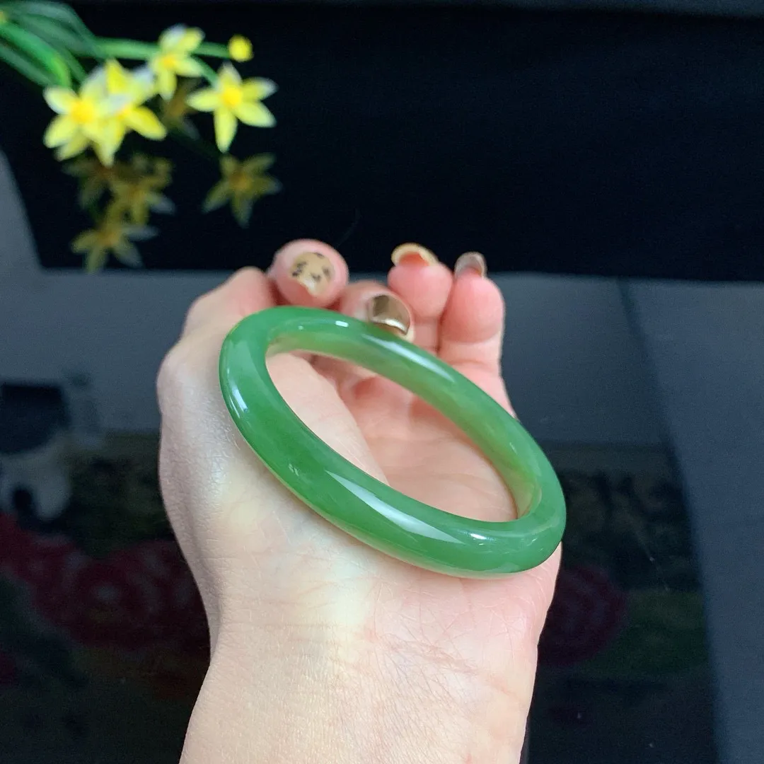 和田玉碧玉52.5圈口阳绿色碧玉手镯！玉质细腻油润 底色纯净 无裂无杂 脂粉好，品质好！